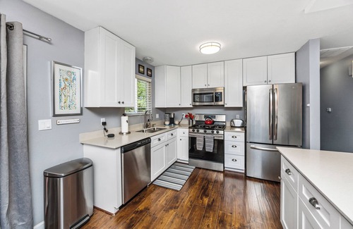 Prescott House | REMODELED 3Bd/2Bth TreeTop House -> Downtown Location w/Views & 5-STAR REVIEWS!