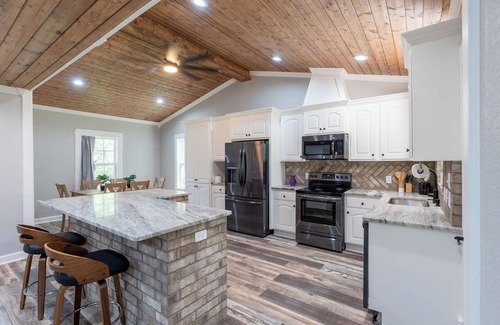 Heber Springs House | Remodeled beauty in Heber Springs! 3 bedrooms and garage apt. Sleeps 8.