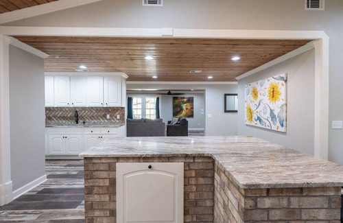 Heber Springs House | Remodeled beauty in Heber Springs! 3 bedrooms and garage apt. Sleeps 8.