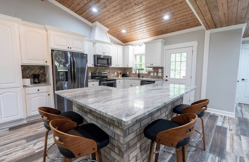 Heber Springs House | Remodeled beauty in Heber Springs! 3 bedrooms and garage apt. Sleeps 8.