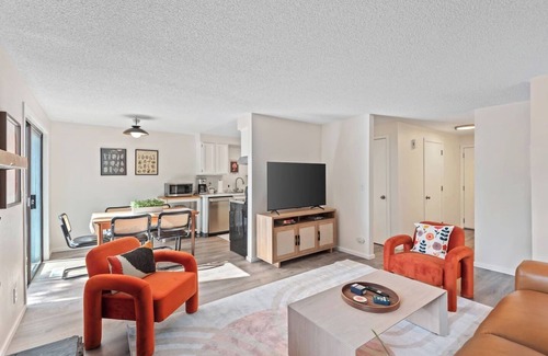 Oak Hills House | Remodeled! Beaverton 2BR/2BA Fenced Backyard Extended Stays