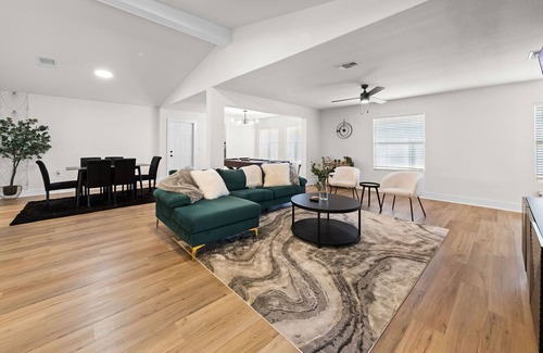 North San Antonio - SAT House | Remodeled Centrally Located 6 BDRM Haven! King Bed - AFB 10mn - Riverwalk 20mn