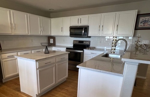 Aurora House | Remodeled Comfy Home w/large yard!