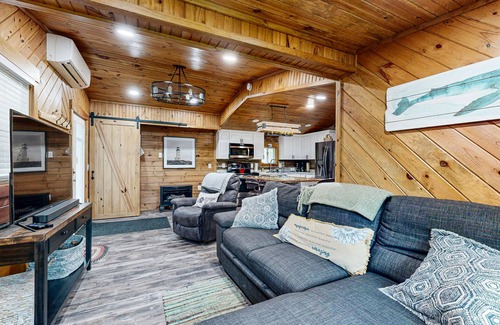 West Boothbay Harbor House | Remodeled Cottage with AC, Private W/D, Full Kitchen, and High-Speed WiFi