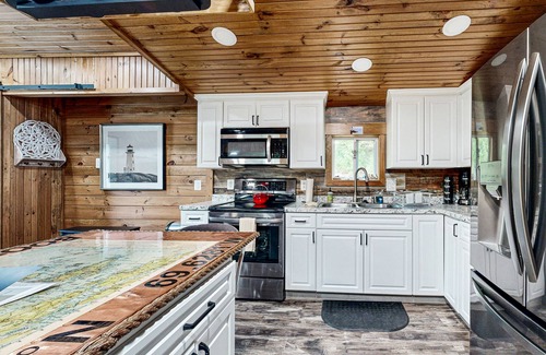 West Boothbay Harbor House | Remodeled Cottage with AC, Private W/D, Full Kitchen, and High-Speed WiFi