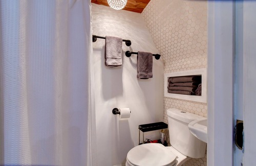 Hoodsport Cottage | Remodeled Cottage Near Olympic National Forest!