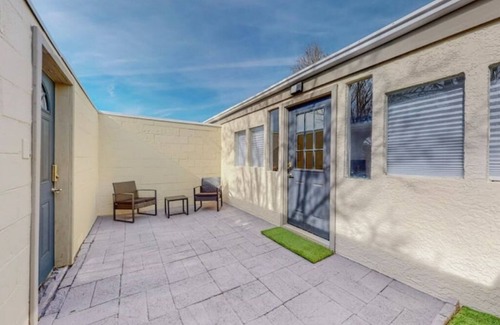 Pueblo Alto Apartment | Remodeled Courtyard Apt w/King Bed, In-Unit W&D