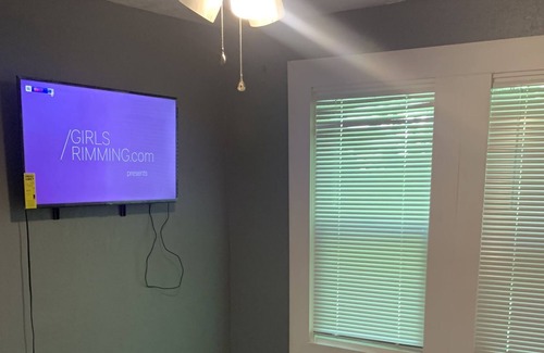 Kansas City House | Remodeled cozy home minutes from Hwy,Downtown, and plaza!
