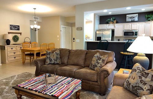 Rancho Vistoso Condo | Remodeled getaway with pool & hot tub - near hiking & town