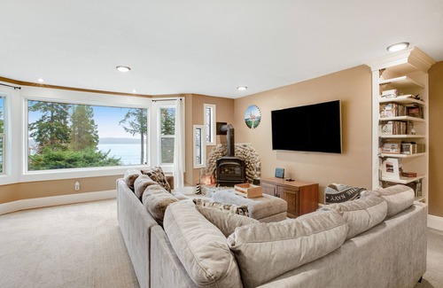 Oak Harbor House | Remodeled home bordering Deception Pass with private hot tub & stunning view