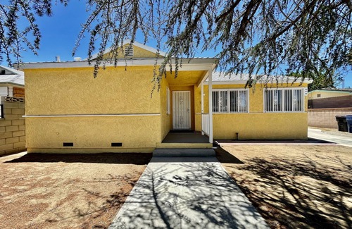 Lancaster House | Remodeled Home ☞ EV Charger ☞ Garage ☞ Swamp Cooler ☞ Private Patio