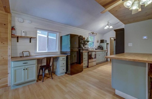 Chocorua Cabin | Remodeled Home|Minutes to White Lake|Dog-Friendly!