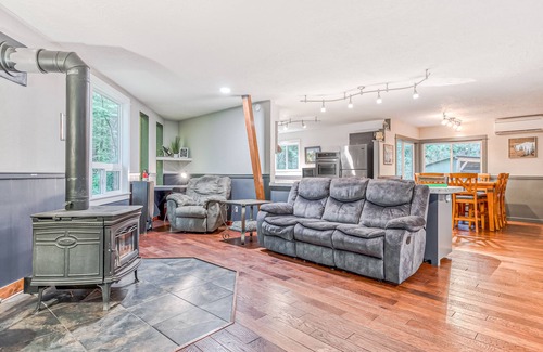 Rhododendron Cabin | Remodeled home with large yard & kitchen in lovely forest setting - dog-friendly