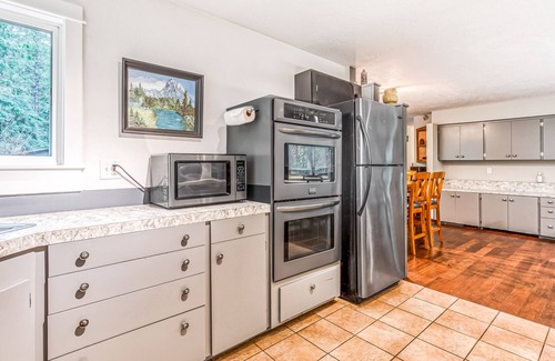 Rhododendron Cabin | Remodeled home with large yard & kitchen in lovely forest setting - dog-friendly