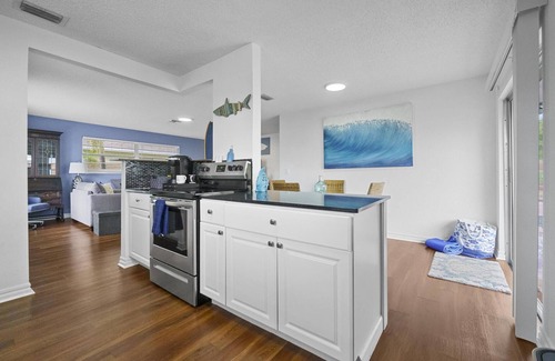 Delray Beach House | Remodeled HOT TUB & HEATED POOL house, 8 minutes to the beach! Shark Tank theme
