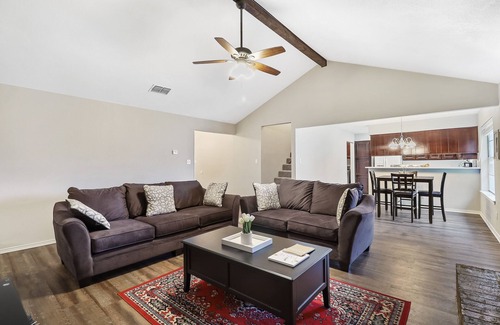 Saginaw House | Remodeled house 3BR/2BA Sleeps 10, self-check in