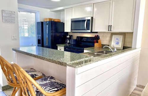 Diamond Head - Kapahulu - St. Louis Apartment | Remodeled in 2022, Diamond Head 2 Bedroom Oceanfront condo