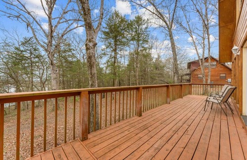 Eagle Rock Ski Chalet | Remodeled Lakefront Cabin, shuffleboard, Starlink