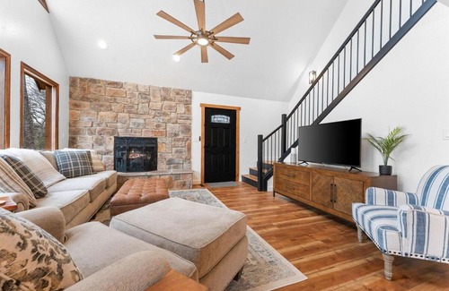 Eagle Rock Ski Chalet | Remodeled Lakefront Cabin, shuffleboard, Starlink
