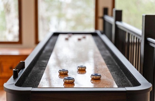 Eagle Rock Ski Chalet | Remodeled Lakefront Cabin, shuffleboard, Starlink