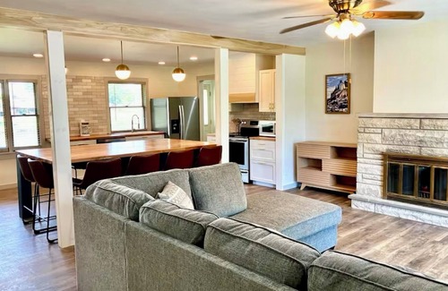 Cory House | Remodeled Lakehouse “Healing Waters” 3-bedroom house w/WiFi & AC in Terre Haute