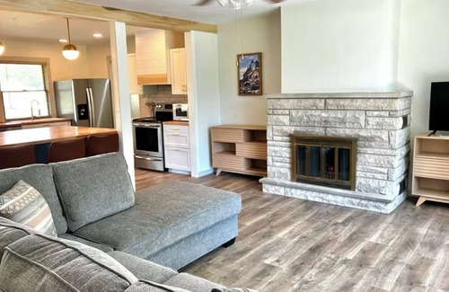 Cory House | Remodeled Lakehouse “Healing Waters” 3-bedroom house w/WiFi & AC in Terre Haute