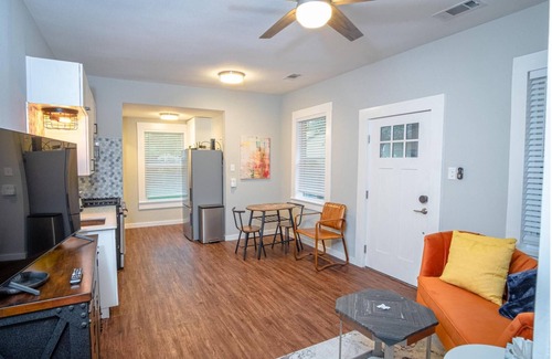 Mahncke Park Apartment | Remodeled Modern 1BR 1BA Apt Near Downtown 5min Pearl