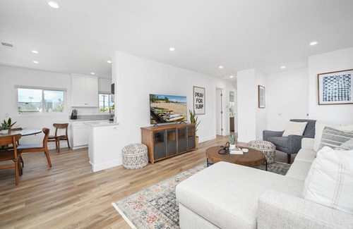 West Newport House | Remodeled - Modern - 2 Bedroom - Walk to the Beach