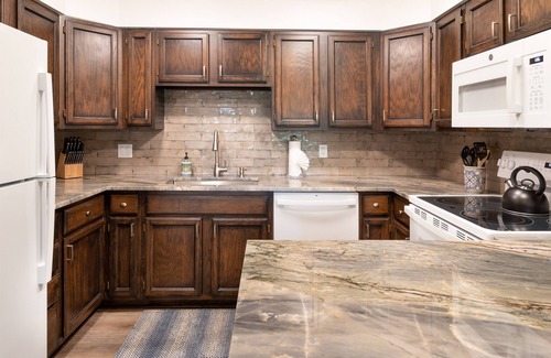 Warrior's Mark Condo | Remodeled Nice Top-Floor Condo. Hot Tub. Fireplace