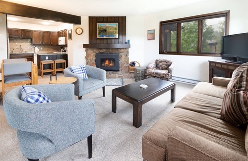 Warrior's Mark Condo | Remodeled Nice Top-Floor Condo. Hot Tub. Fireplace