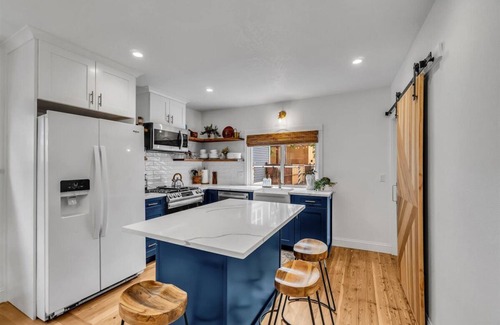 Garden District House | Remodeled parkside bungalow, Family friendly (dog friendly) walk to DOWNTOWN CDA