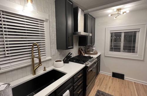 Wichita House | Remodeled Riverside Cottage w/sunroom, She-shed. Walk to golf, tennis, Botanica,