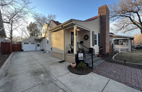 Wichita House | Remodeled Riverside Cottage w/sunroom, She-shed. Walk to golf, tennis, Botanica,