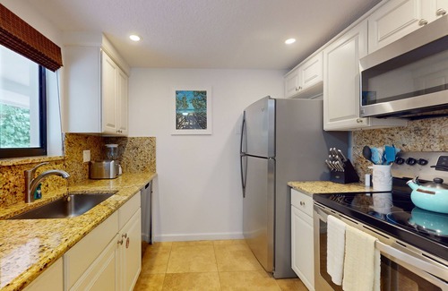 Juno Beach Apartment | Remodeled seaside escape with central AC & W/D - steps to beach and dining