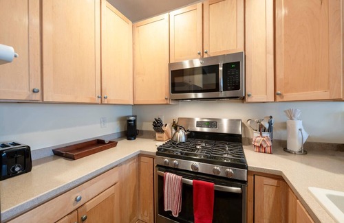 Gorgosa Condo | Remodeled Top Floor 1 BR+ Loft w/Mountain Views, 2BA, Sleeps 5, A/C