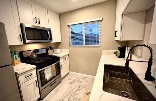 Montrose Apartment | Remodeled 2 Bed/2 Bath in the heart of Montrose!