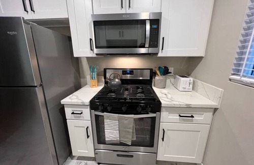 Montrose Apartment | Remodeled 2 Bed/2 Bath in the heart of Montrose!
