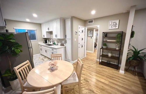 Montrose Apartment | Remodeled 2 Bed/2 Bath in the heart of Montrose!