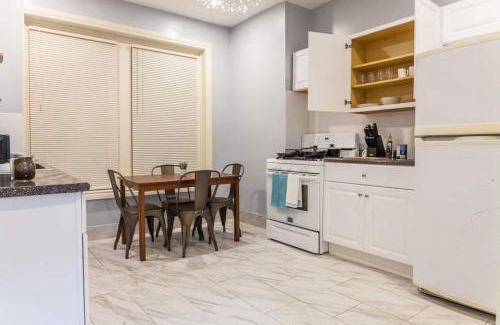 Buffalo Apartment | Remodeled2bd-wqueenbedmercy,tv,workdesk