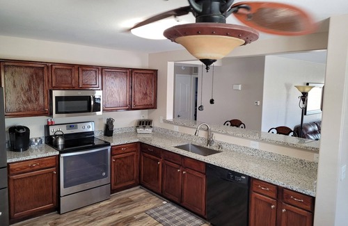 Maricopa House | Remodled Cheerful 3 Bedroom 2 bath Home with beautiful Oasis Pool.