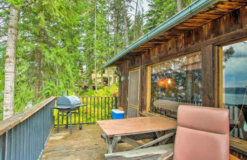 Worley House | Remote Escape Serene Lakeside Cabin with Beach