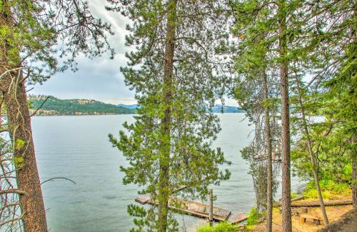 Worley House | Remote Escape Serene Lakeside Cabin with Beach