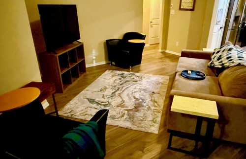 Houston House | Remote Peace, Minutes from Med Center, NRG and NASA with MIDWEEK SPECIALS!