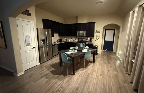 Houston House | Remote Peace, Minutes from Med Center, NRG and NASA with MIDWEEK SPECIALS!