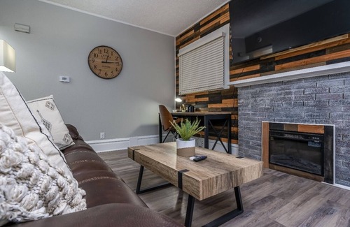Downtown Apartment | Remote Ready I 2 BR 1 BA