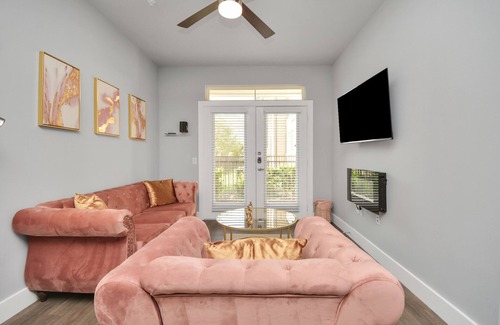 Katy Apartment | ♥ Remote Work ♥ Luxury Pink/Olive near Typhoon Waterpark & Katy Mills Shopping