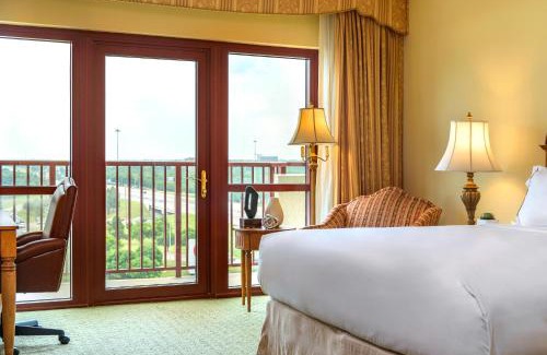 South Tulsa Hotel | Renaissance Tulsa Hotel & Convention Center