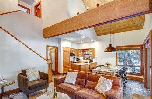 Village North Apartment | Reno`d 4 BD Village Townhome/Private Hot Tub