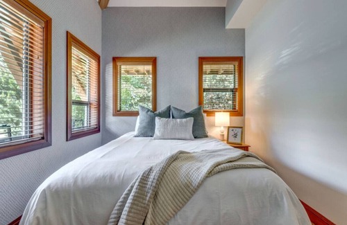 Village North Apartment | Reno`d 4 BD Village Townhome/Private Hot Tub