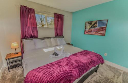 West University House | Reno Retreat 3 King Beds by Casinos and University